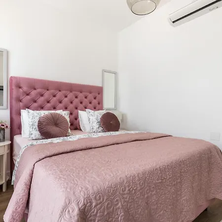 Romantic With Balcony Apartman